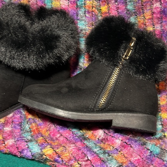 NWOT CHILDREN’S BLACK BOOTS  W/faux fur. Sz 10 - Picture 2 of 7